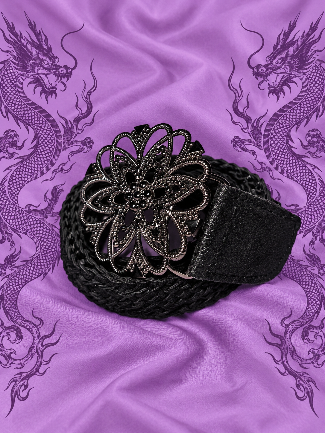Cintura nera intrecciata con maxi fibbia floreale
Un accessorio dal carattere deciso, perfetto per completare outfit Y2K, gothic, boho e alternative.
Questa particolare cintura presenta una lavorazione intrecciata nera e una grande fibbia decorativa a f
