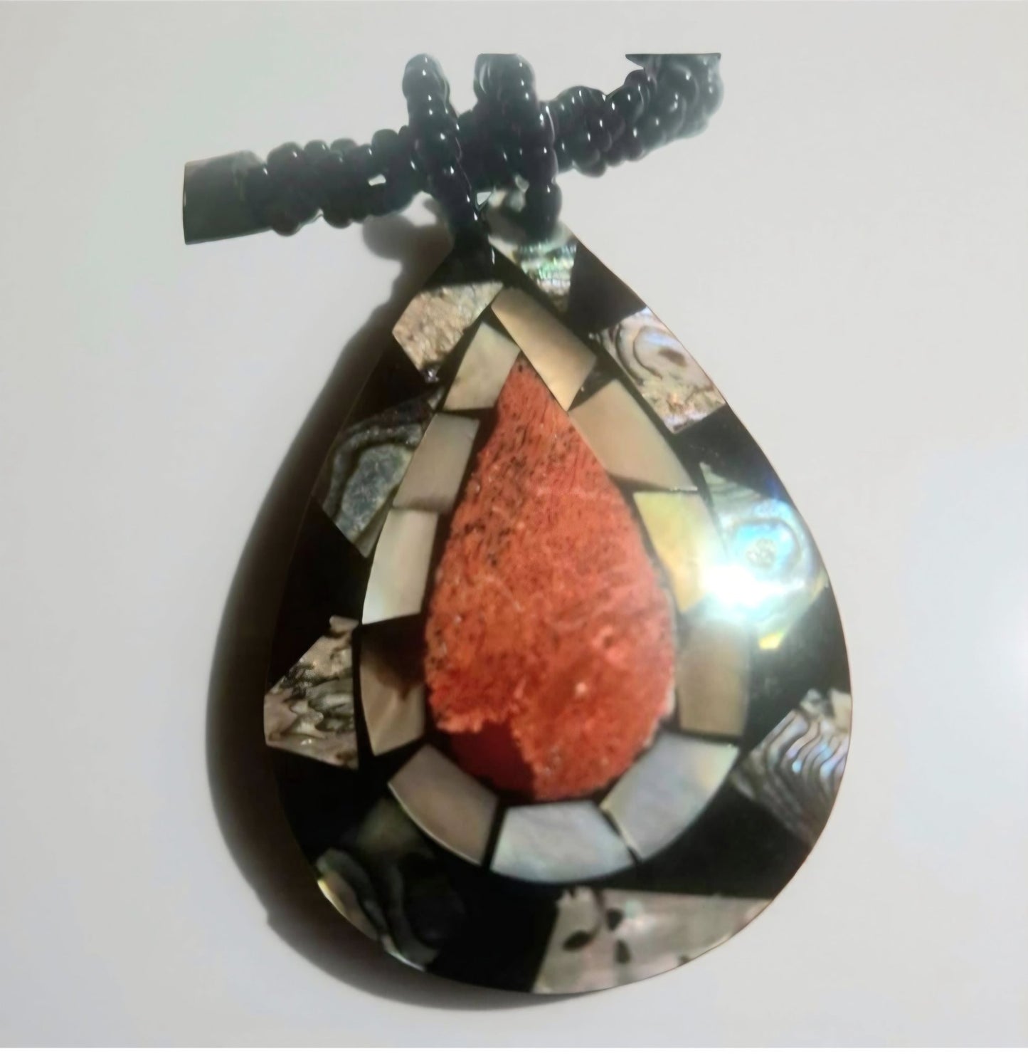 Collana etnica con ciondolo intarsiato | Perline nere, stile artigianale - GEDICO STORE