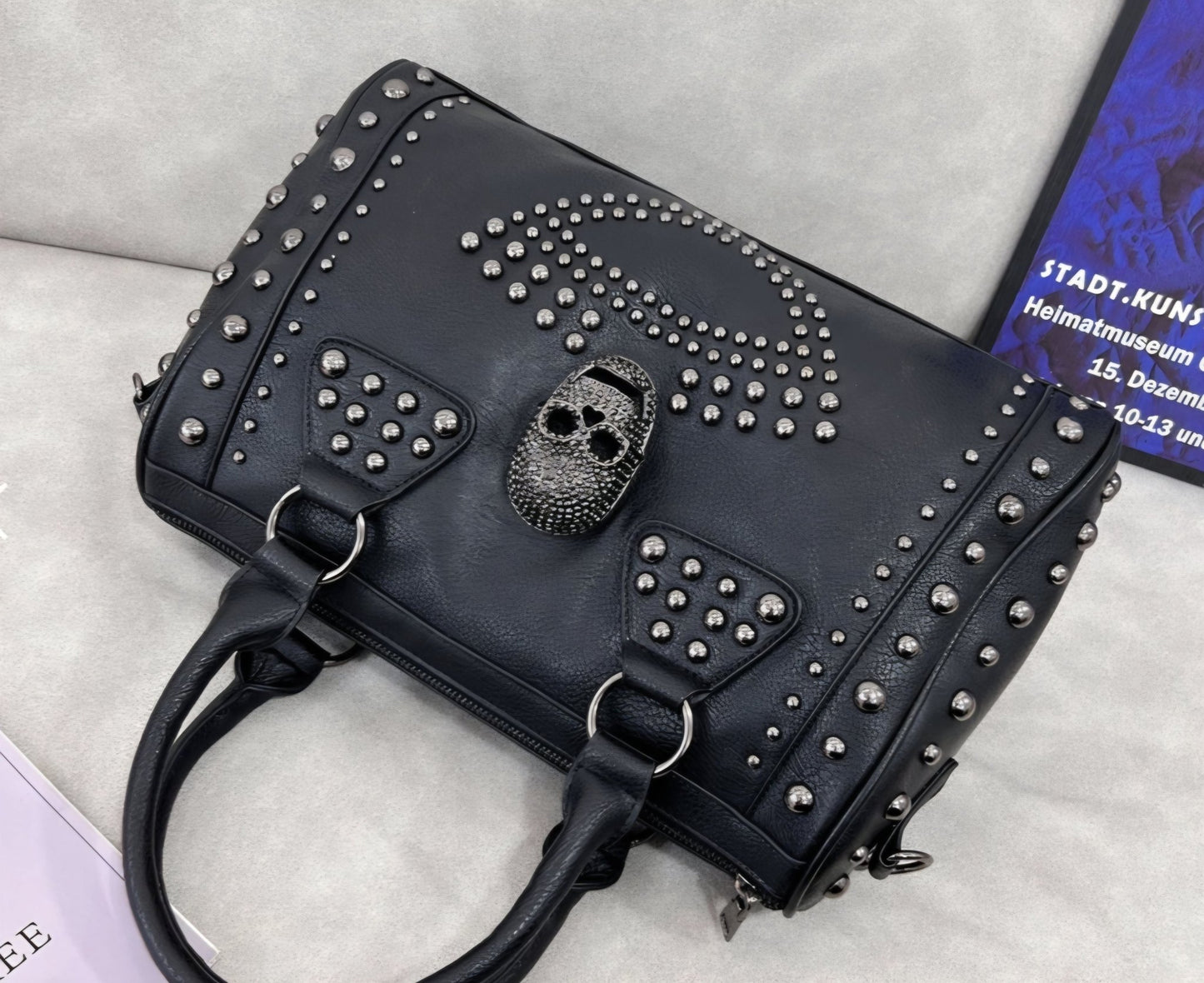 Punk Skull Studded Handbag – Rivet Gothic Shoulder Bag: Borsa Punk con Teschio Borchiato – Handbag Gotica con Rivetti - GEDICO STORE