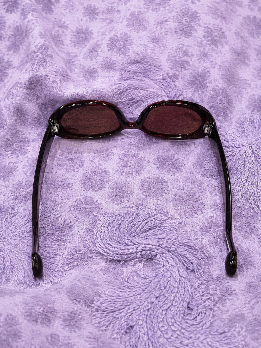 Occhiali da Sole Ovali Bordeaux Y2K Donna – Montatura Traslucida e Lenti Tinta Rosso Vintage