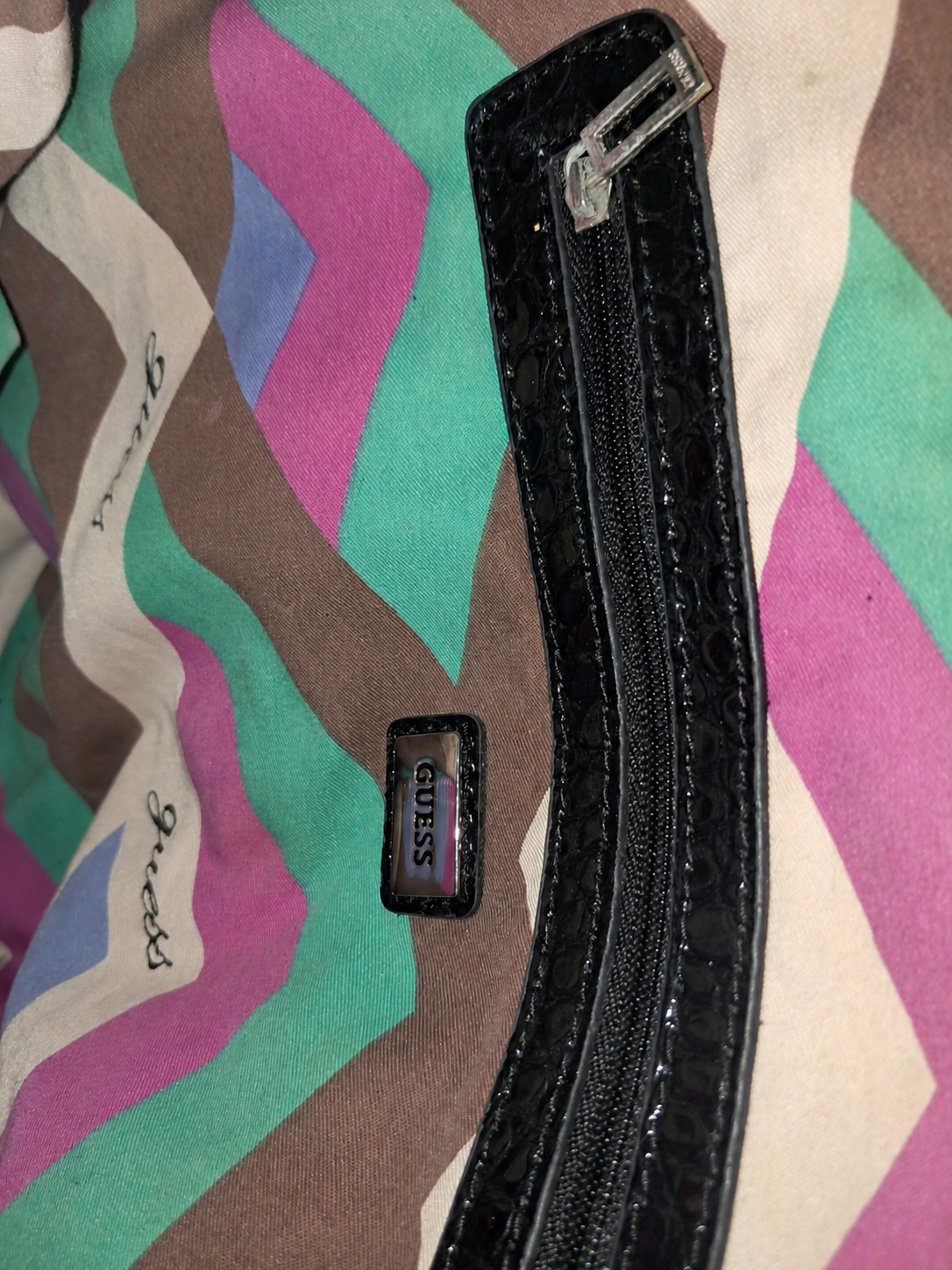 Borsa GUESS Nera Effetto Cocco Lucido – Borsa Donna Y2K con Dettagli Argento