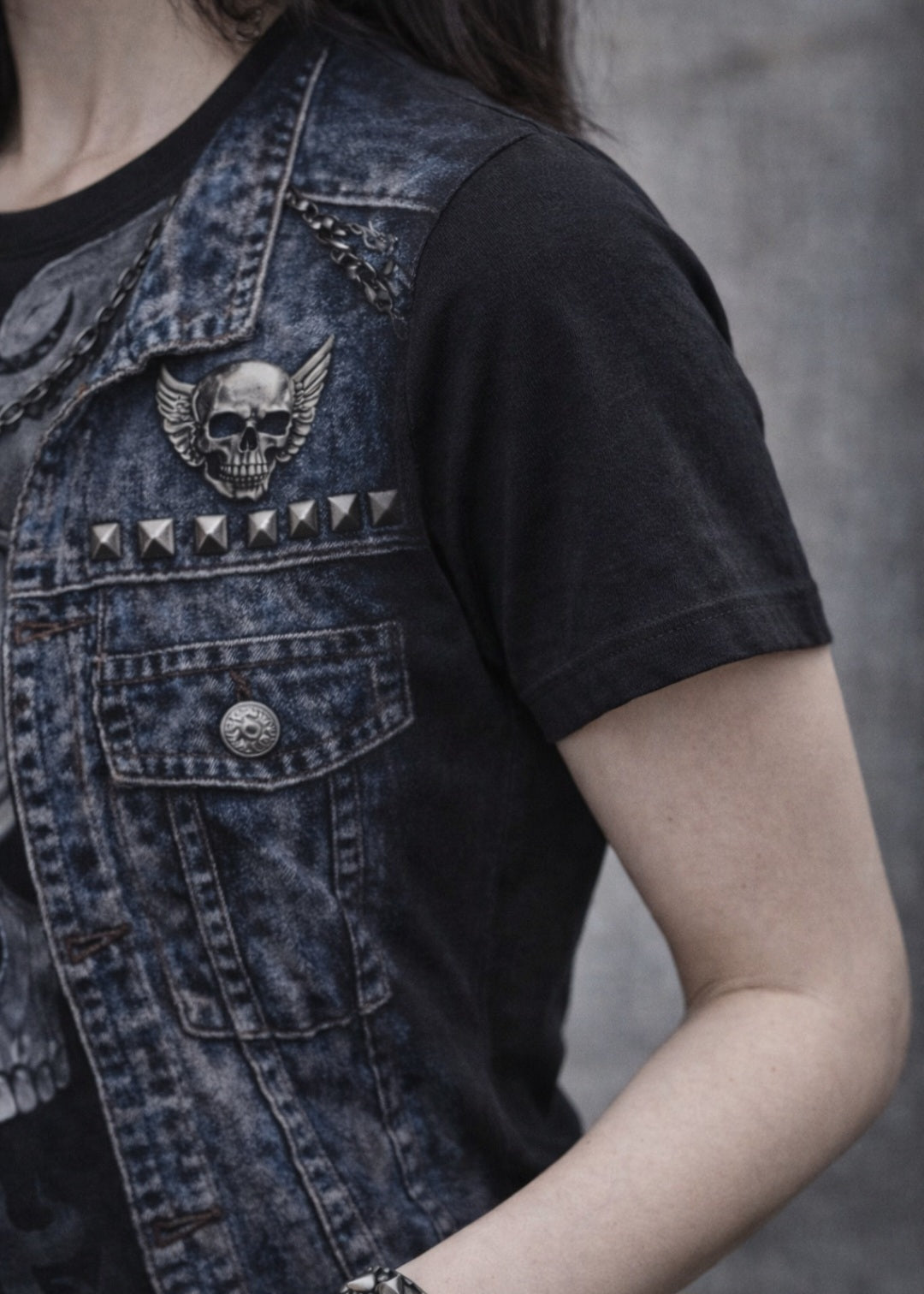 T-shirt gothic nera con teschio e stampa effetto gilet borchiato – stile rock alternative