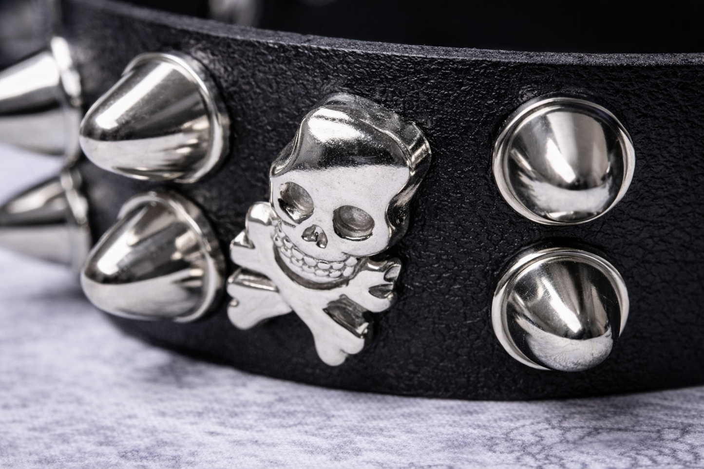 Bracciale Gothic Punk Nero con Teschi e Borchie – Spike Skull Bracelet Dark Alternative Y2K