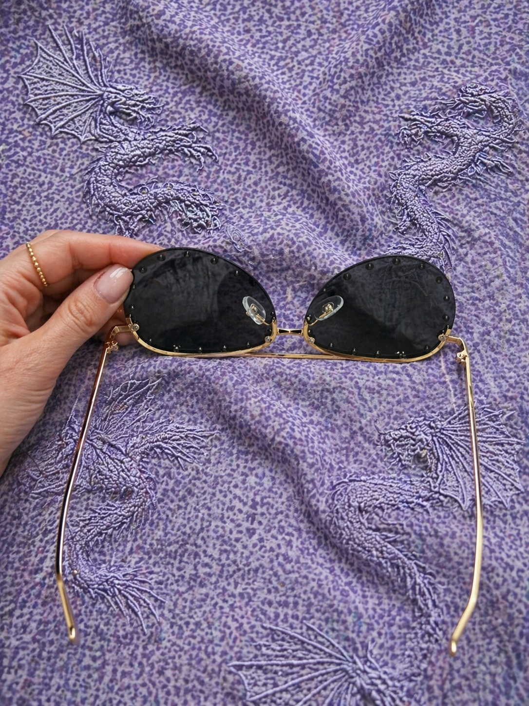 Occhiali da Sole Aviator Y2K con Borchie – Nero & Oro