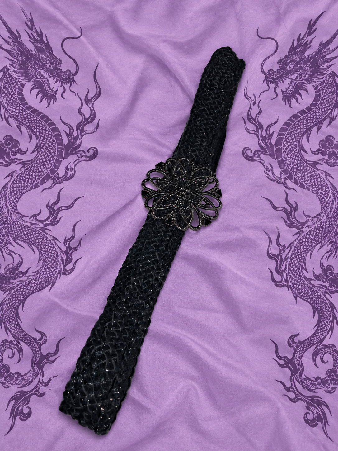 Cintura nera intrecciata con maxi fibbia floreale

Un accessorio dal carattere deciso, perfetto per completare outfit Y2K, gothic, boho e alternative.

Questa particolare cintura presenta una lavorazione intrecciata nera e una grande fibbia decorativa a f