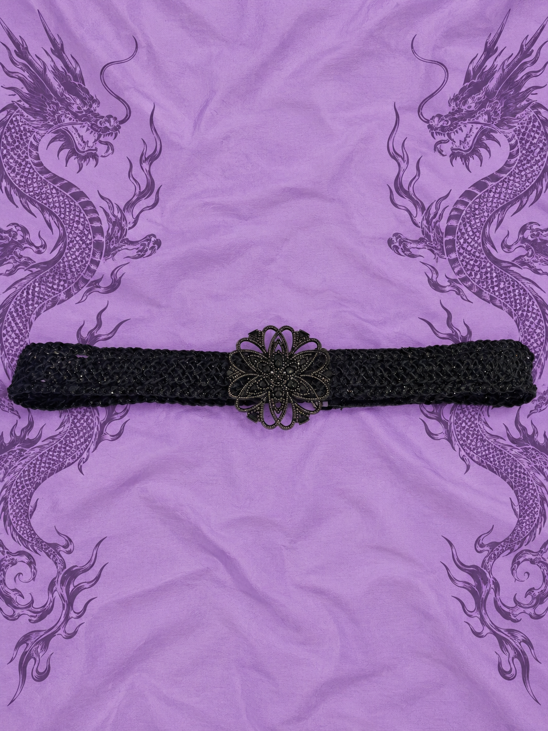 Cintura nera intrecciata con maxi fibbia floreale

Un accessorio dal carattere deciso, perfetto per completare outfit Y2K, gothic, boho e alternative.

Questa particolare cintura presenta una lavorazione intrecciata nera e una grande fibbia decorativa a f