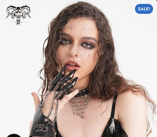 Bracciale Punk Gotico in Ecopelle Nera con Borchie e Catena – Unisex - GEDICO STORE