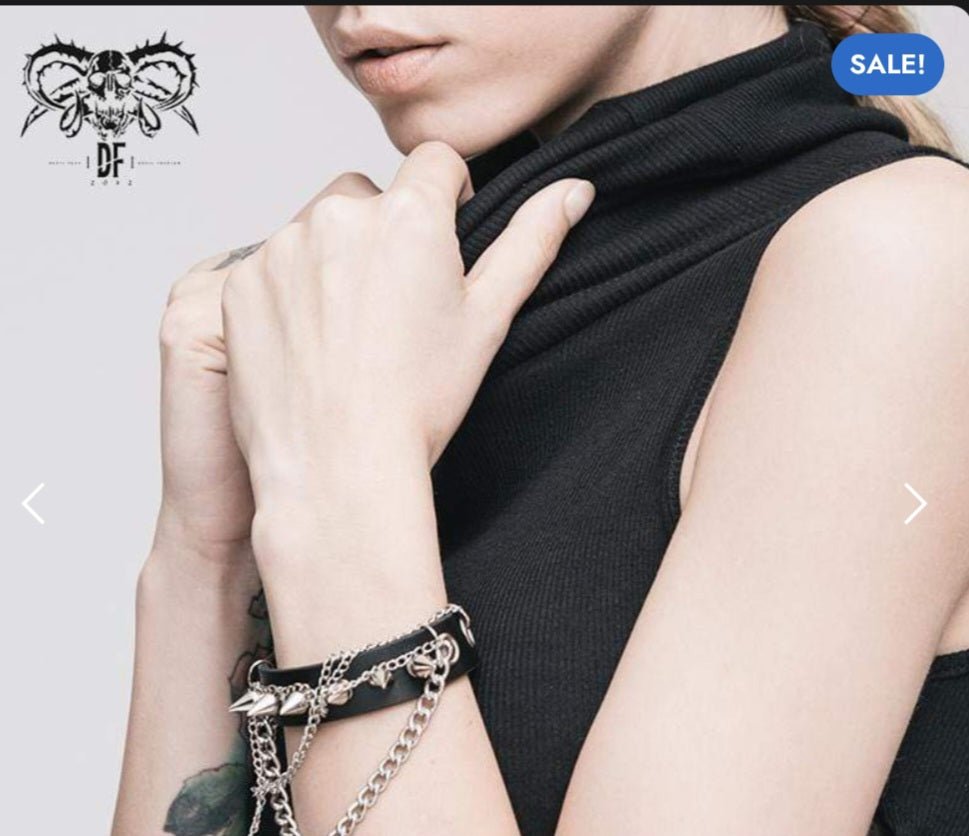 Bracciale Punk Gotico in Ecopelle Nera con Borchie e Catena – Unisex Regolabile - GEDICO STORE