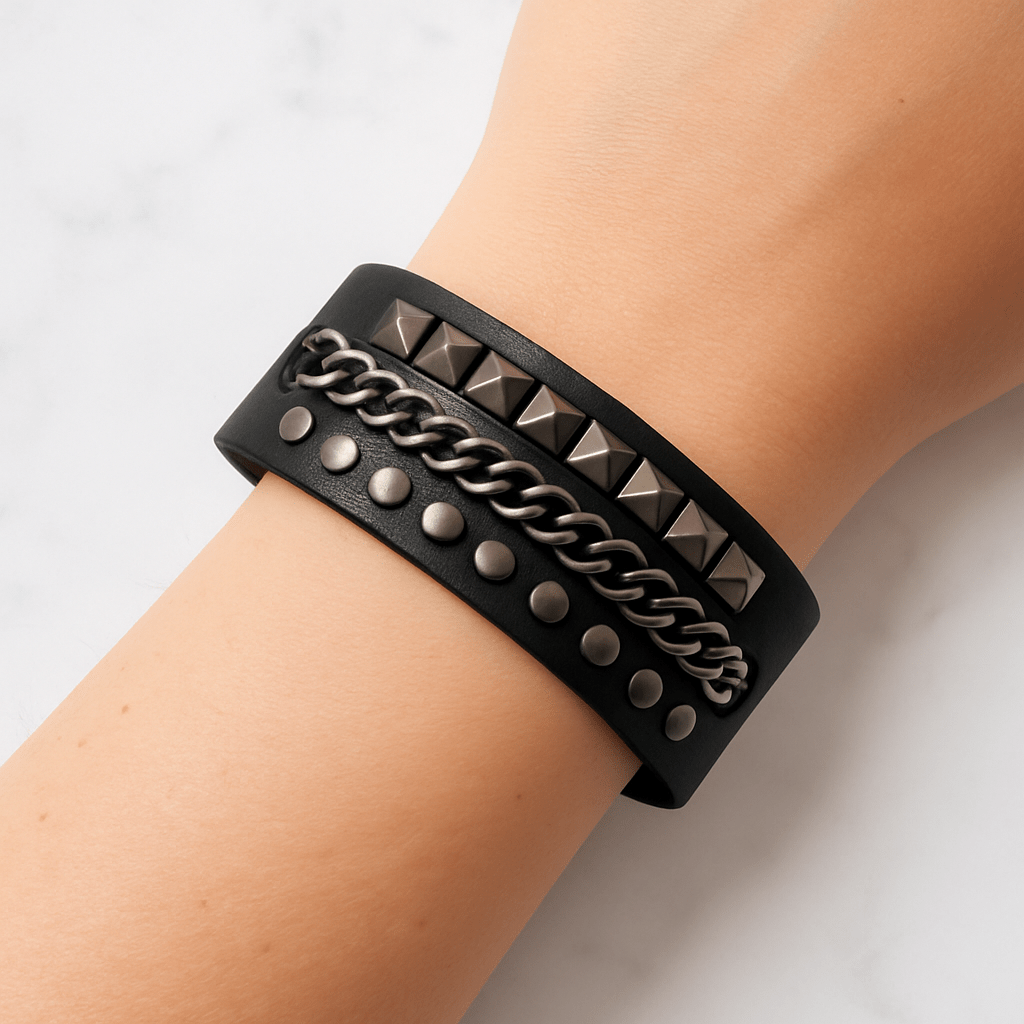 Bracciale Punk Rock Unisex in Pelle Nera con Borchie e Catena | Accessorio Y2K Emo Goth | Polsino Regolabile Stile AlternativePunk Rock Black Leather Bracelet with Studs and Chain | Y2K Emo Goth Cuff | Unisex Adjustable Wristband - GEDICO STORE