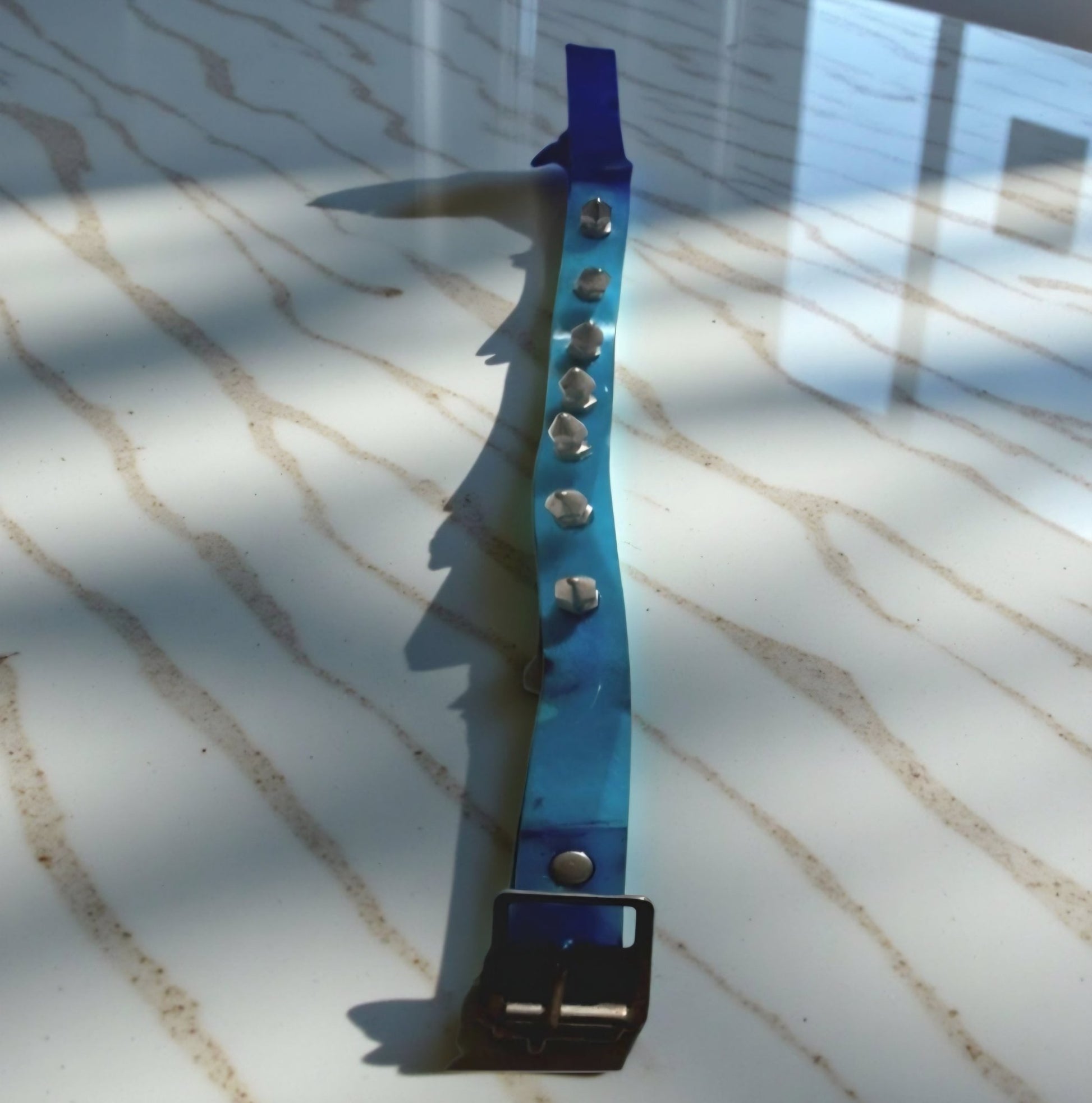 Choker blu trasparente donna | Borchie punk goth con spuntoni - GEDICO STORE