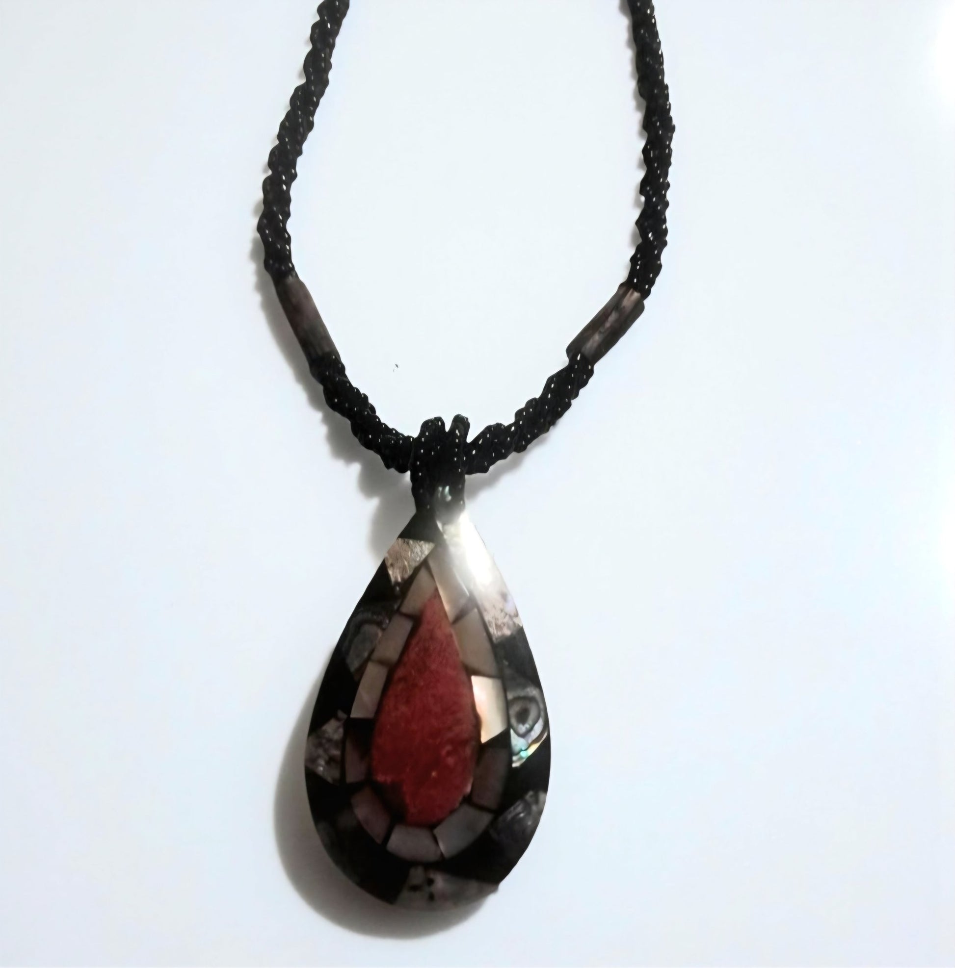 Collana etnica con ciondolo intarsiato | Perline nere, stile artigianale - GEDICO STORE