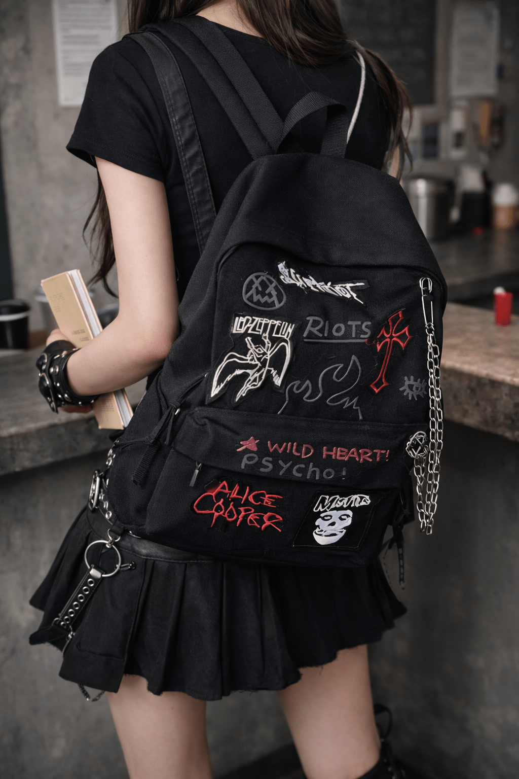 IT 🇮🇹 Zaino Punk Rock Unisex con Patch Stampate e Catena EN 🇬🇧 Unisex Punk Rock Backpack with Printed Patches & Chain - GEDICO STORE