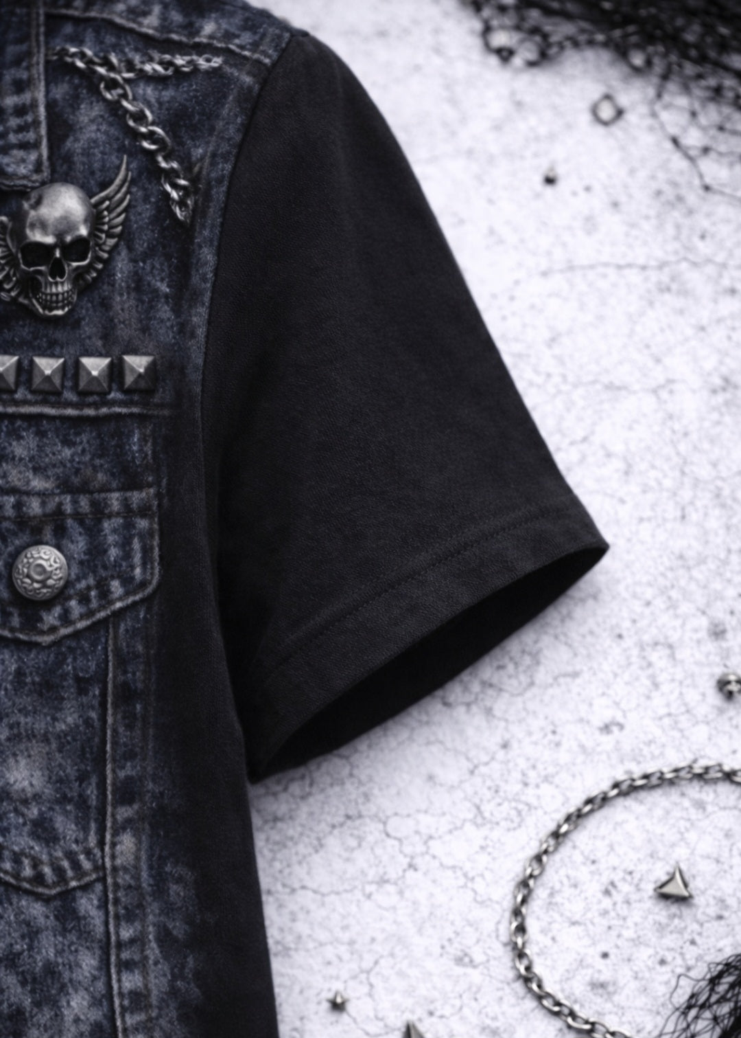 T-shirt gothic nera con teschio e stampa effetto gilet borchiato – stile rock alternative