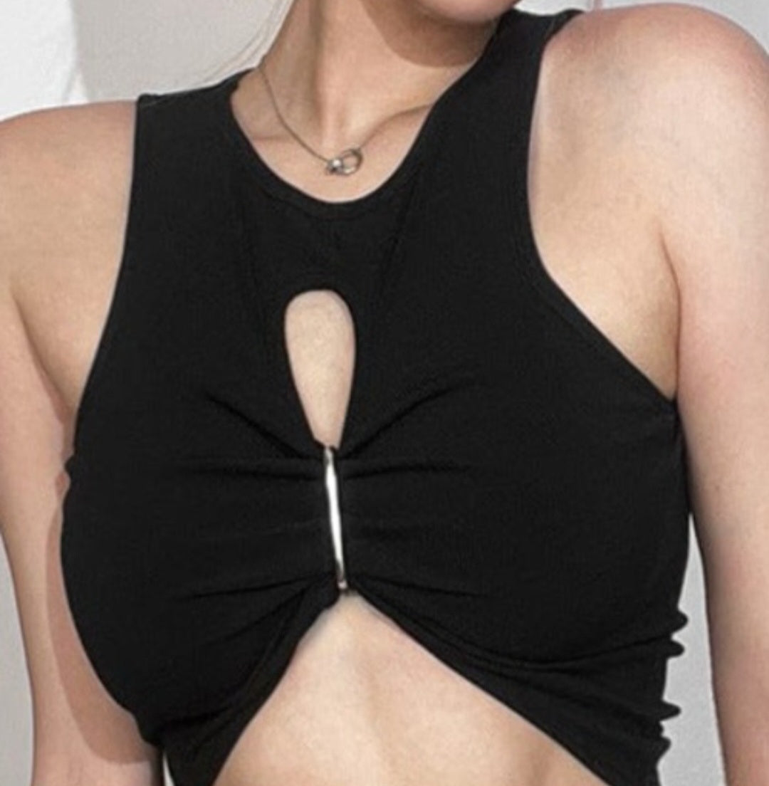 Top Crop Gothic Nero Cut-Out con Barra Metallica – Punk Y2K Sexy