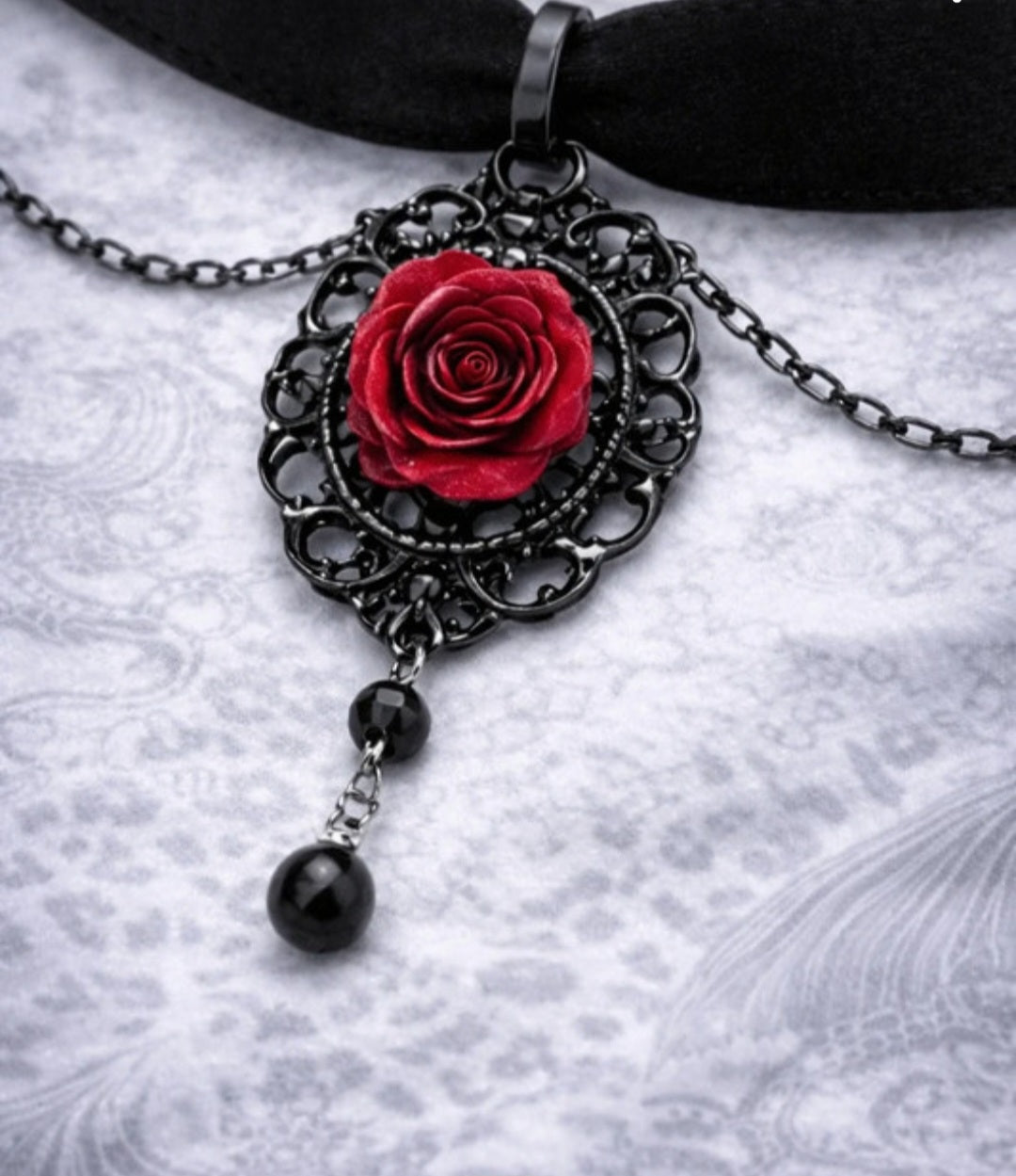 Choker Gotico Nero con Rosa Rossa e Catenella – Collana Gothic Punk Dark Aesthetic Regolabile