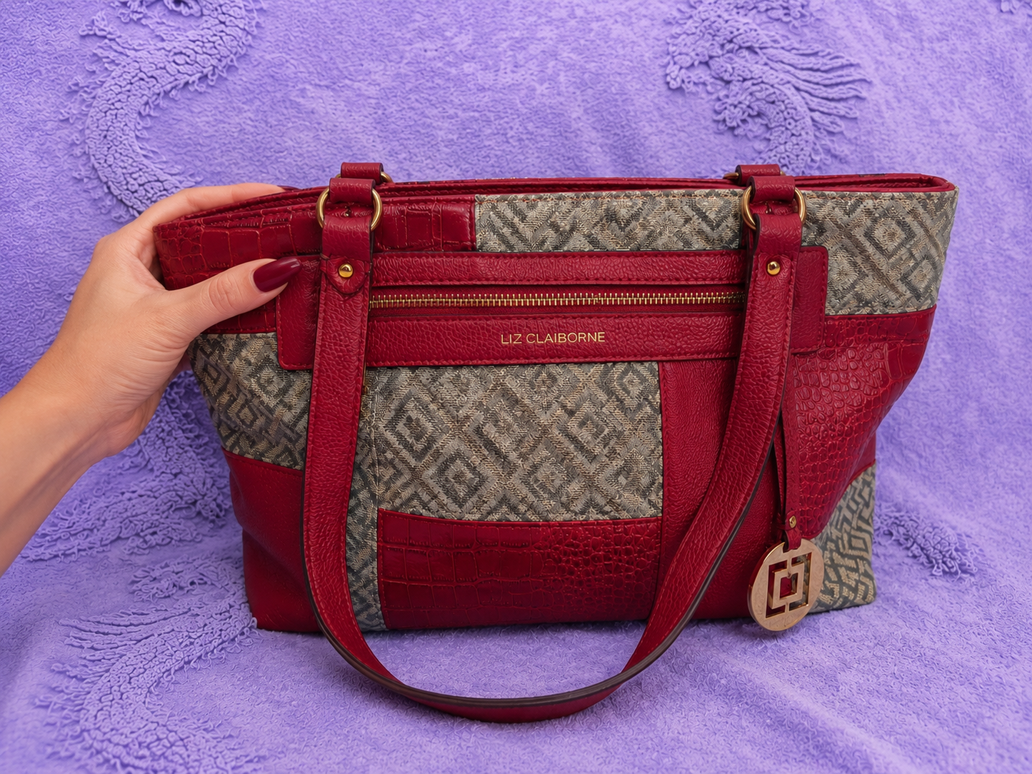 Liz Claiborne Borsa Shopper Y2K Patchwork Bordeaux con Charm Dorato