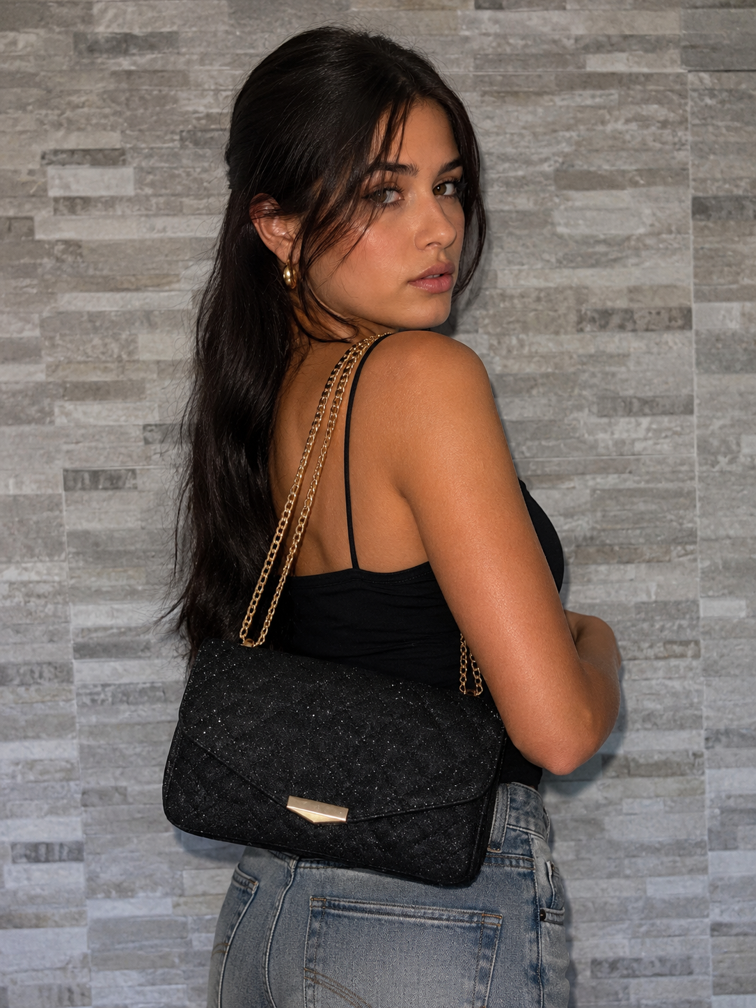 Borsa Nera Trapuntata con Catena Dorata – Elegante Tracolla Donna per Cerimonie e Serate