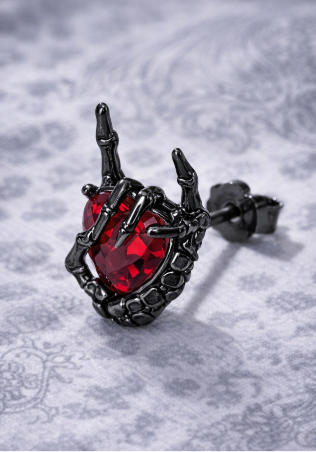 Orecchini Gothic Cuore Rosso con Mano Scheletrica – Dark Punk Unisex – NUOVO