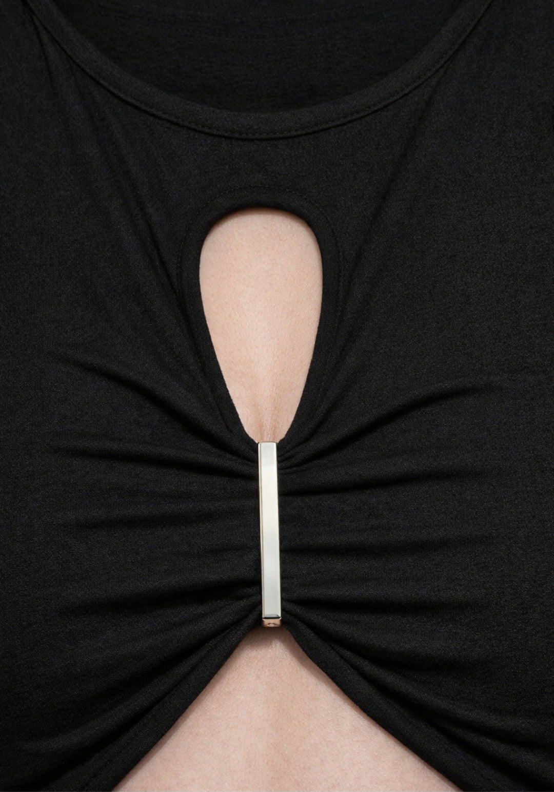 Top Crop Gothic Nero Cut-Out con Barra Metallica – Punk Y2K Sexy
