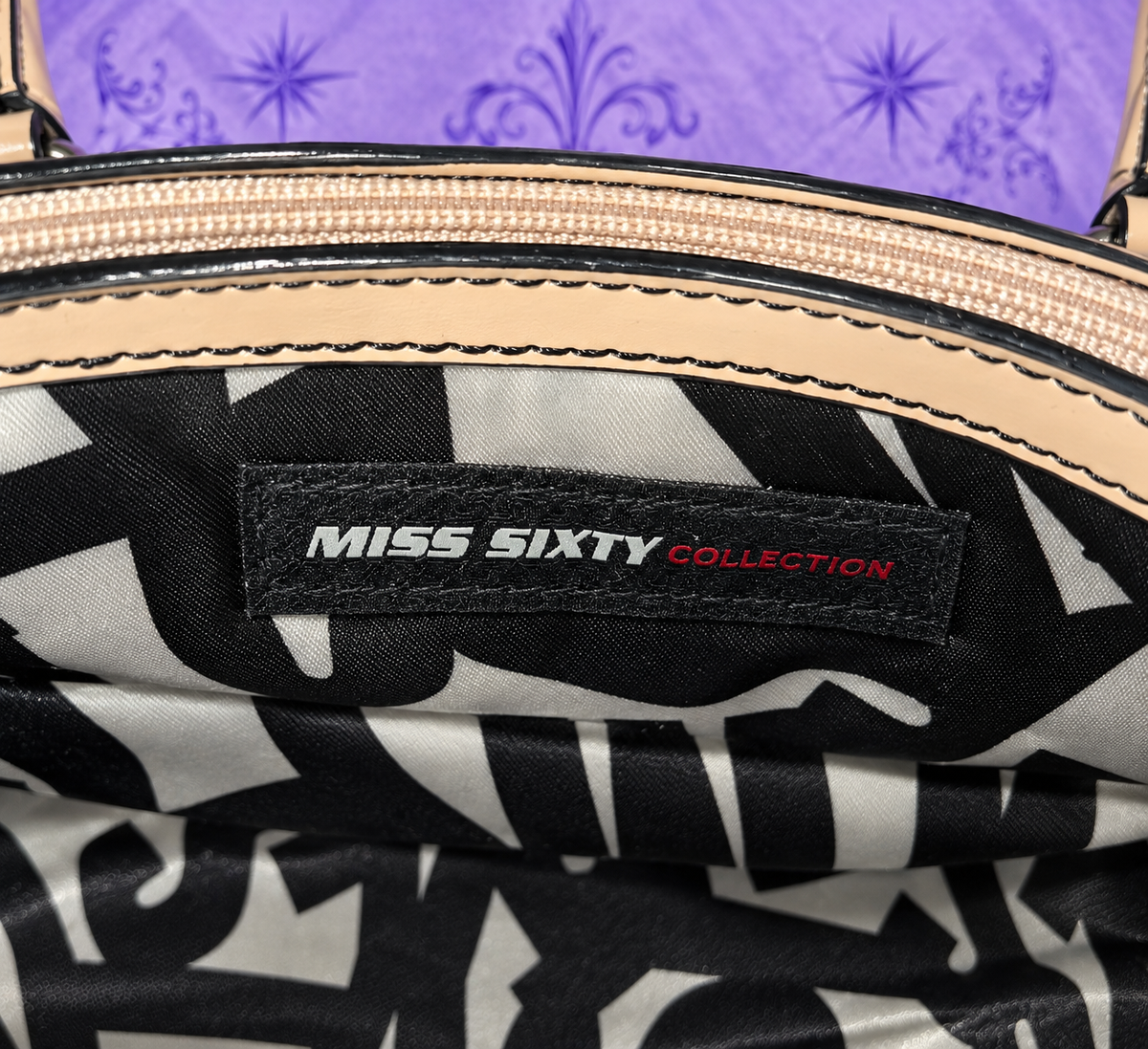 Bolso de mano Miss Sixty Y2K de charol negro con diseño floral – años 2000