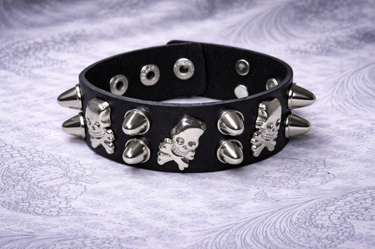 Bracciale Gothic Punk Nero con Teschi e Borchie – Spike Skull Bracelet Dark Alternative Y2K