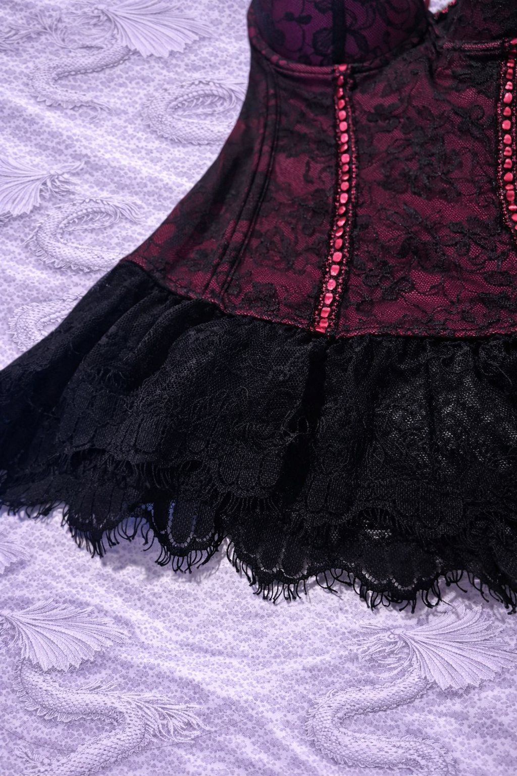 Corsetto Goth Rosso e Nero in Pizzo – Bustier Sexy con Coppe Strutturate (XS/S)