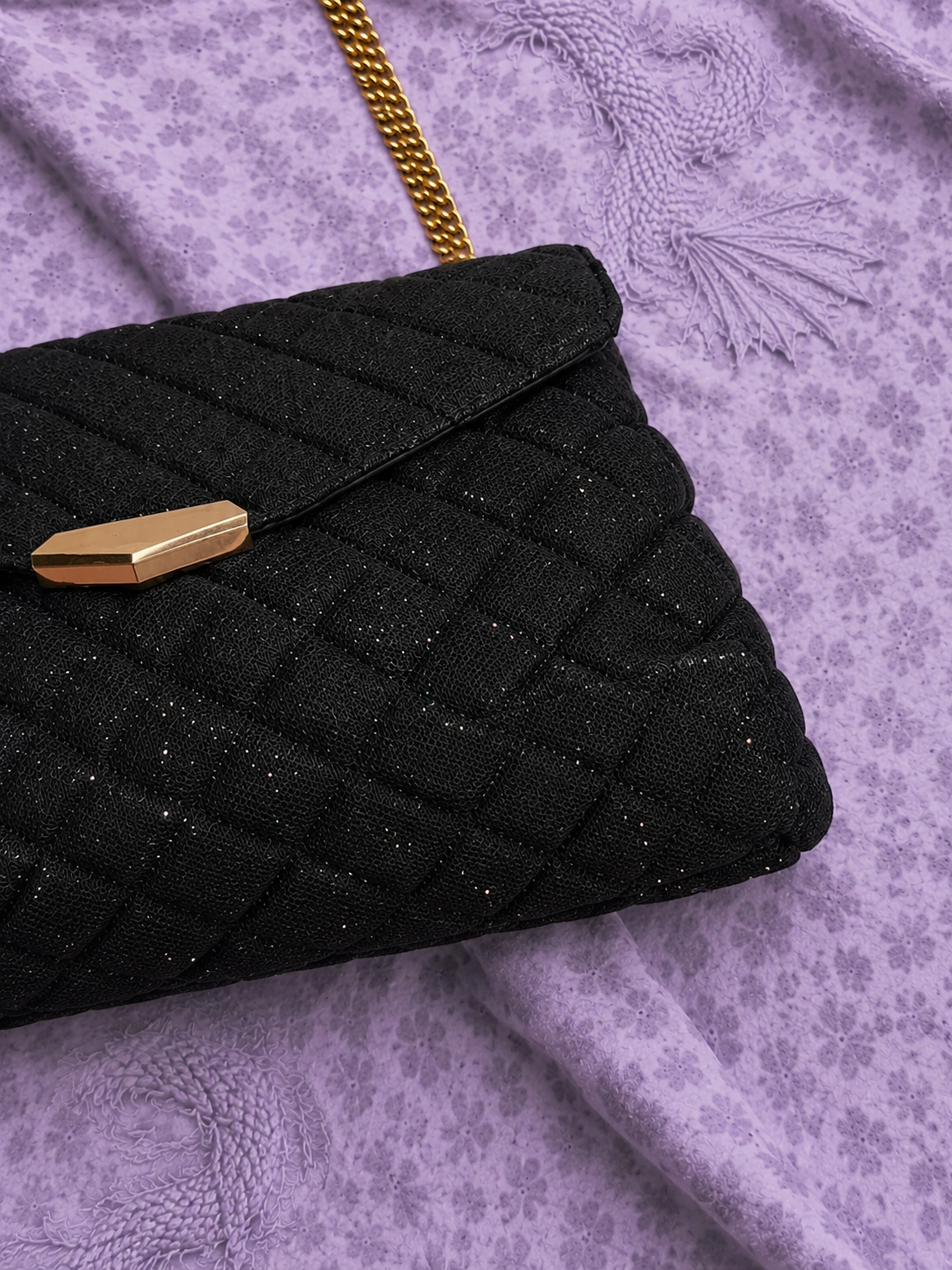 Borsa Nera Trapuntata con Catena Dorata – Elegante Tracolla Donna per Cerimonie e Serate