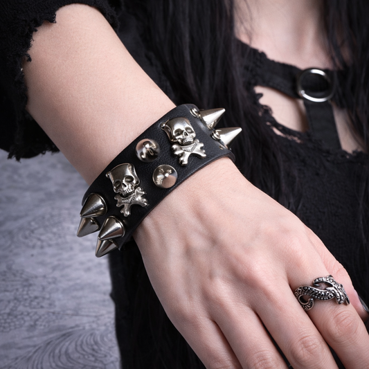 Bracciale Gothic Punk Nero con Teschi e Borchie – Spike Skull Bracelet Dark Alternative Y2K