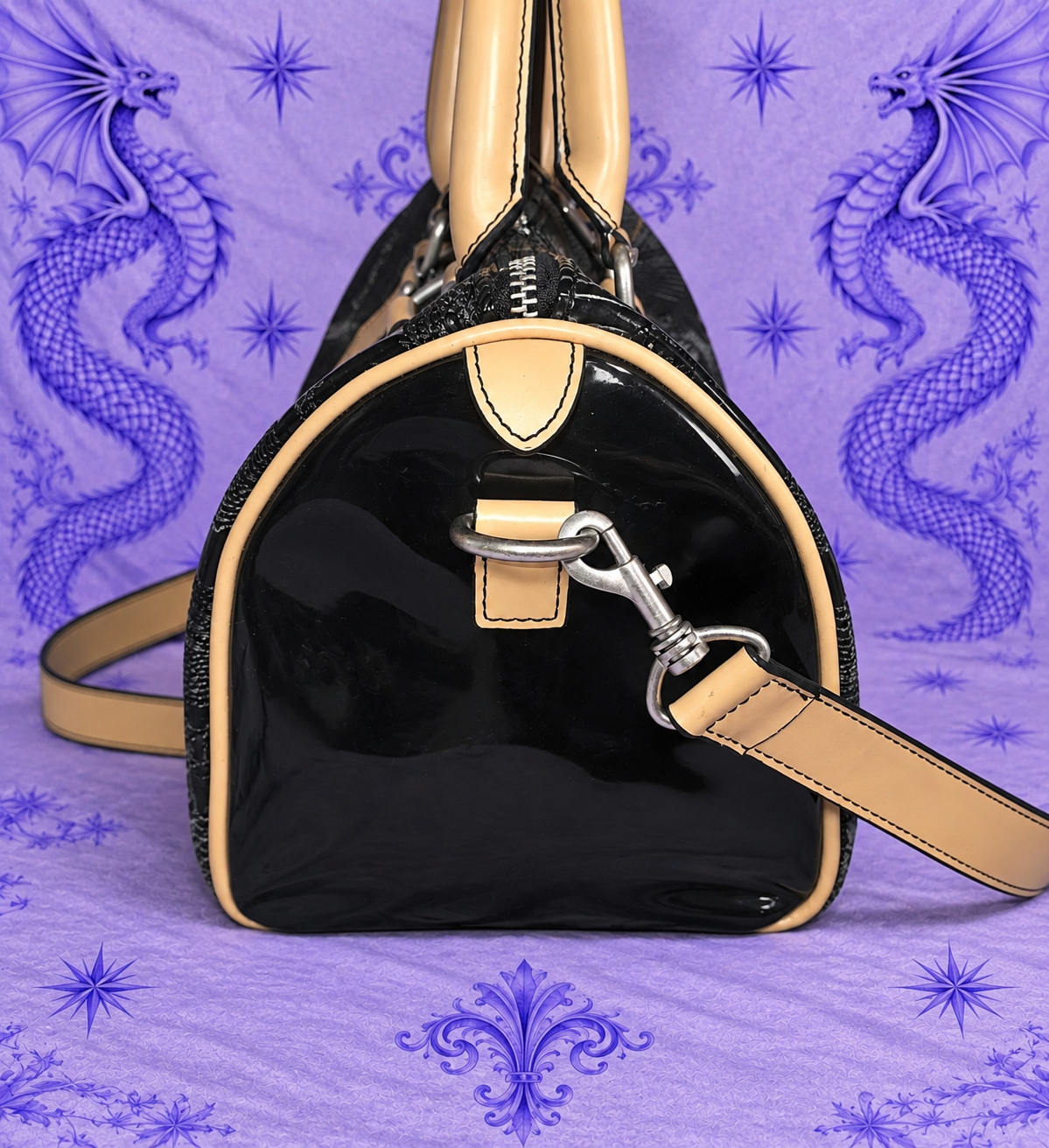 Bolso de mano Miss Sixty Y2K de charol negro con diseño floral – años 2000