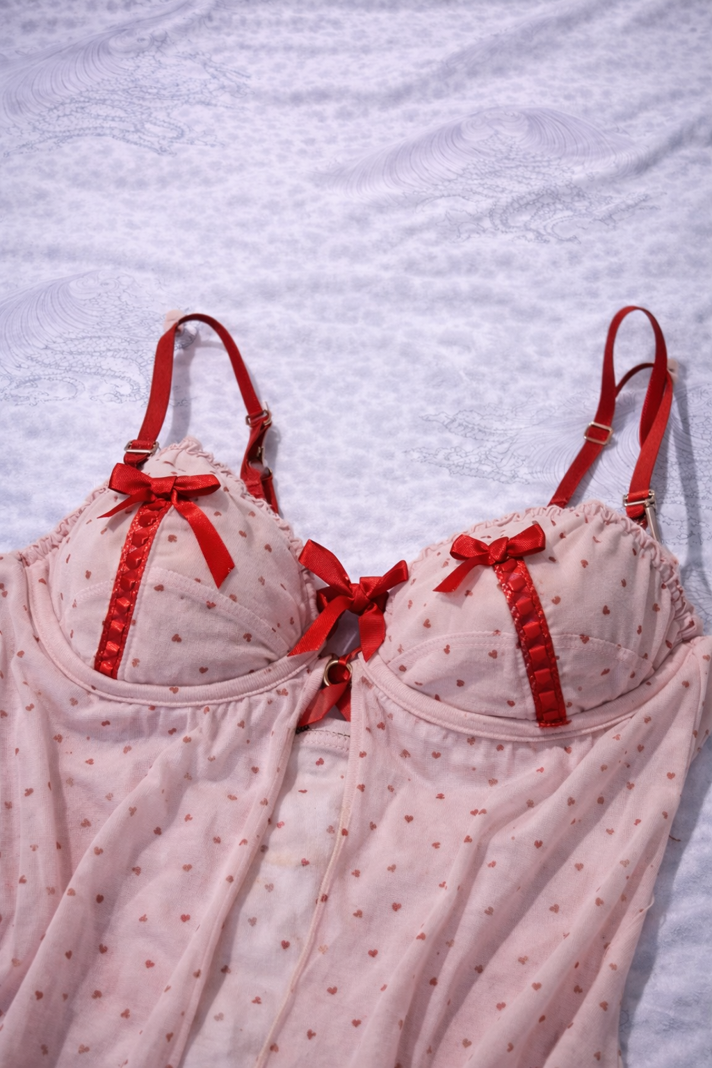 Vestito Babydoll Y2K Rosa con Cuori e Fiocchi Rossi – Vintage 2000s Cute Girly