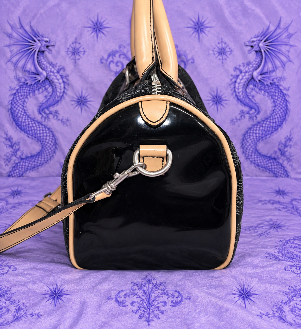 Bolso de mano Miss Sixty Y2K de charol negro con diseño floral – años 2000