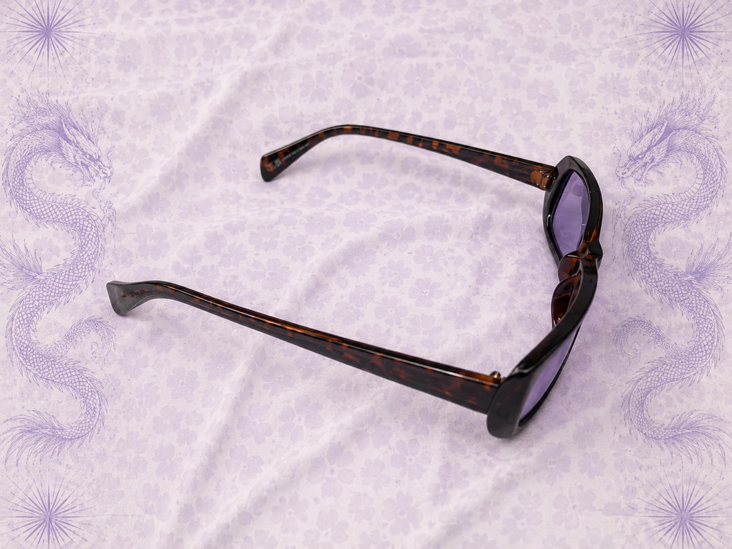 Occhiali da Sole Y2K con Lenti Viola e Montatura Tartarugata UV400