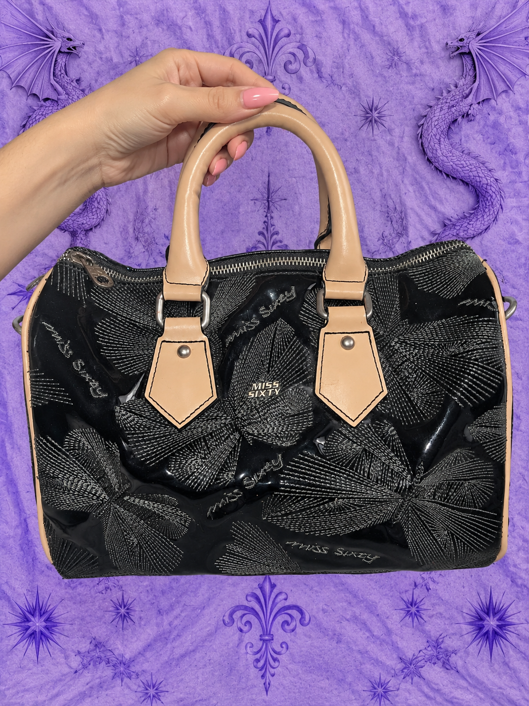 Bolso de mano Miss Sixty Y2K de charol negro con diseño floral – años 2000