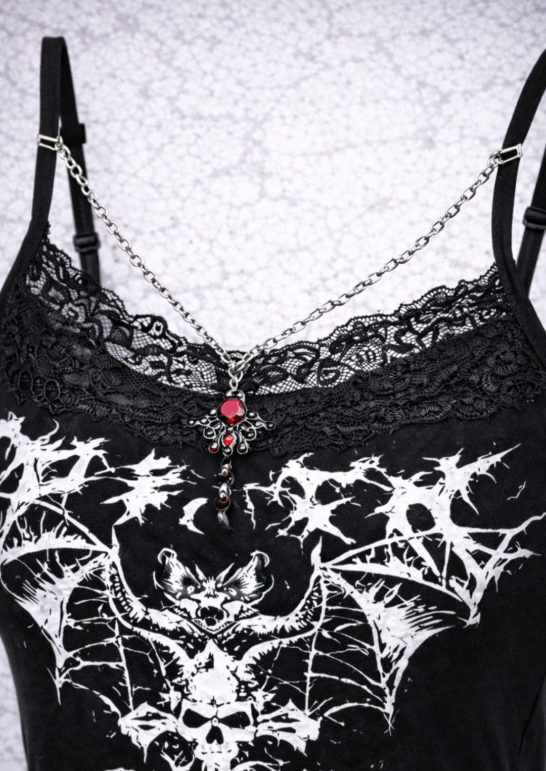 Top gothic nero con stampa pipistrello e bordo in pizzo