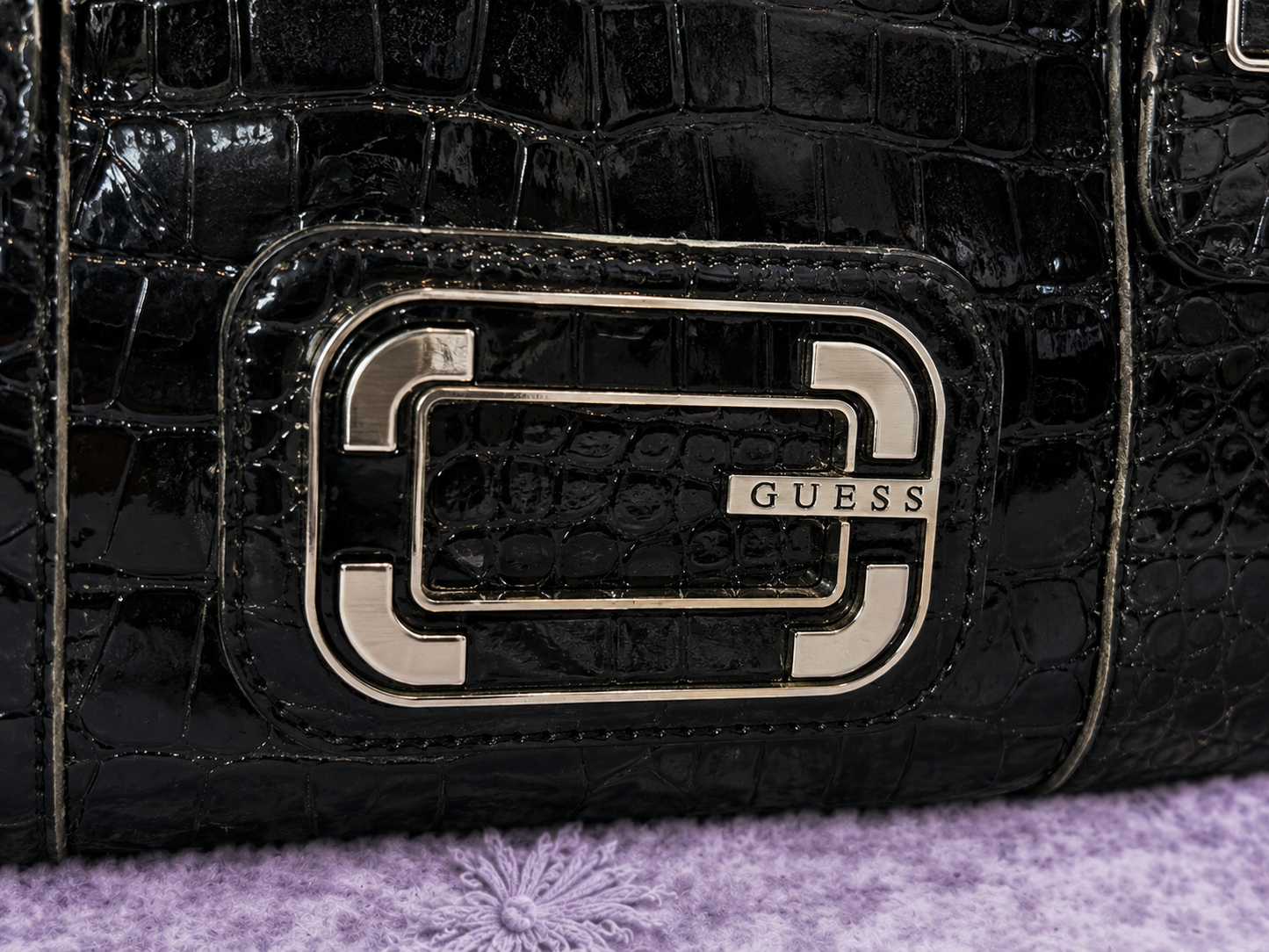 Borsa GUESS Nera Effetto Cocco Lucido – Borsa Donna Y2K con Dettagli Argento
