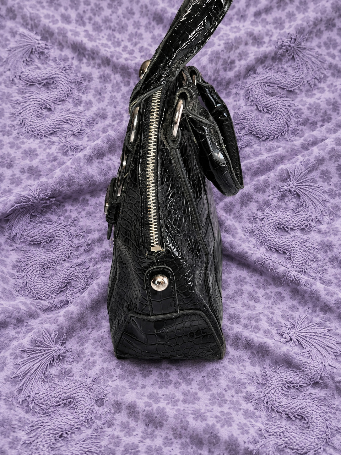 Borsa GUESS Nera Effetto Cocco Lucido – Borsa Donna Y2K con Dettagli Argento