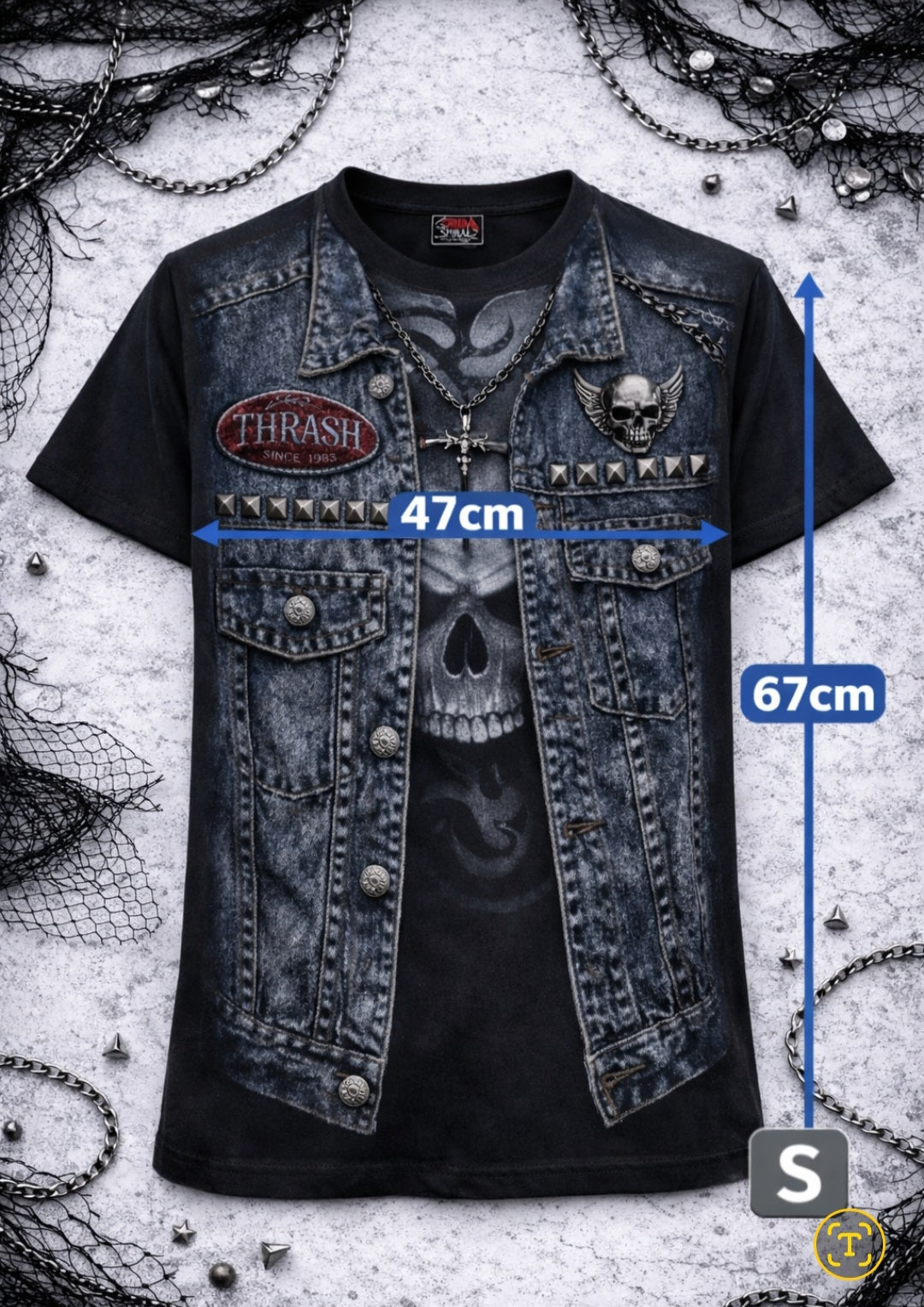 T-shirt gothic nera con teschio e stampa effetto gilet borchiato – stile rock alternative