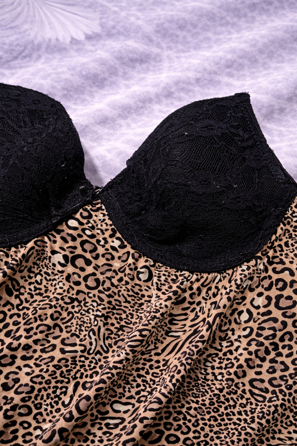 Vestito Leopardato Y2K con Coppe in Pizzo Nero – Mini Dress Sexy Animalier
