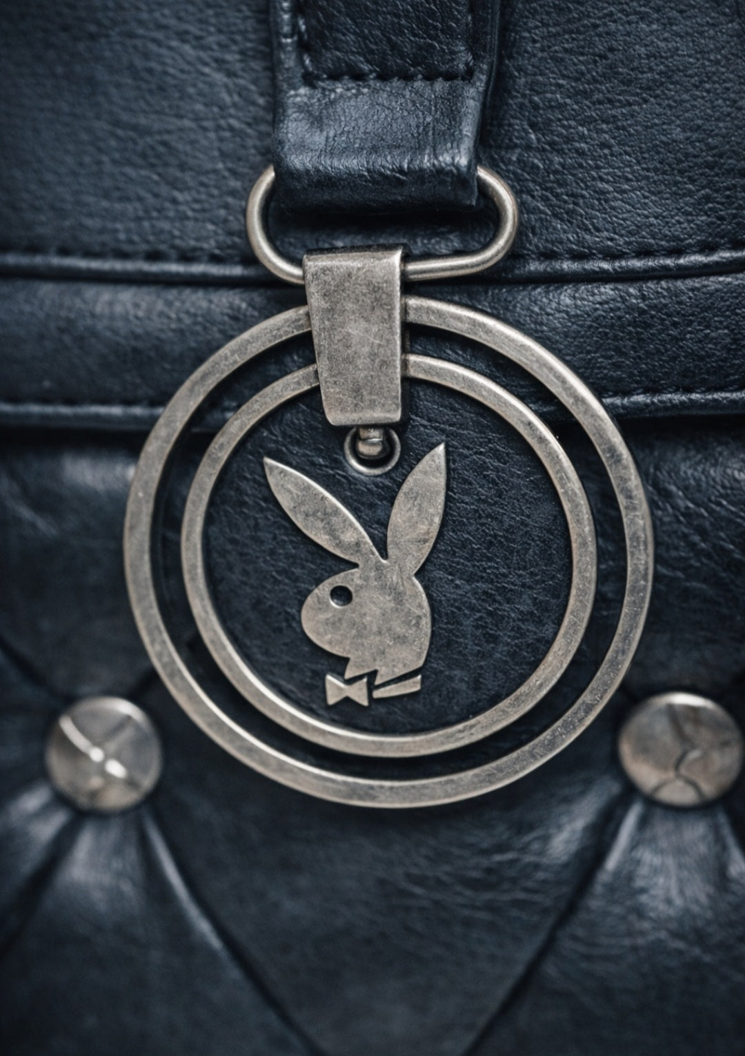 Borsa Playboy Gothic Nera con Borchie e Charm – Tracolla Punk Dark in Ecopelle