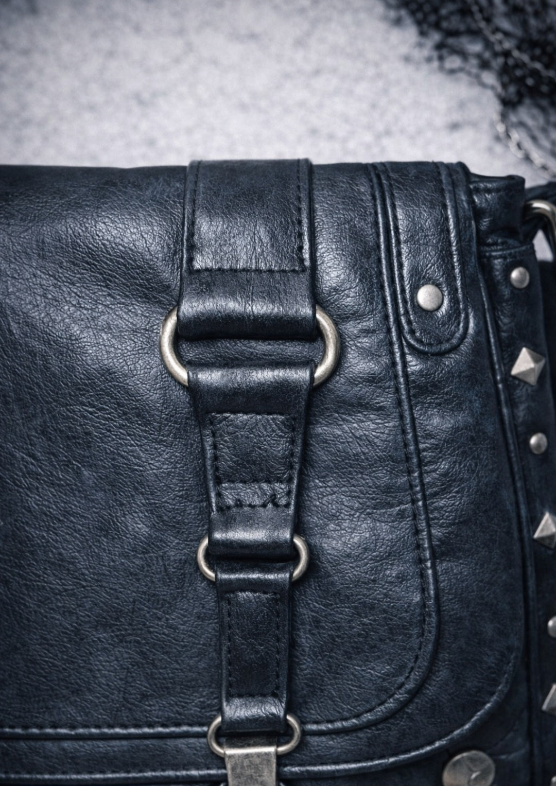 Borsa Playboy Gothic Nera con Borchie e Charm – Tracolla Punk Dark in Ecopelle