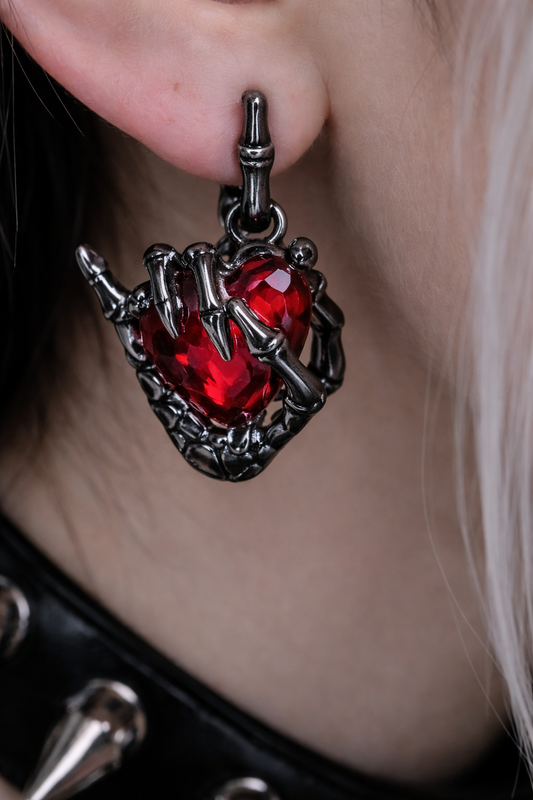 Orecchini Gothic Cuore Rosso con Mano Scheletrica – Dark Punk Unisex – NUOVO