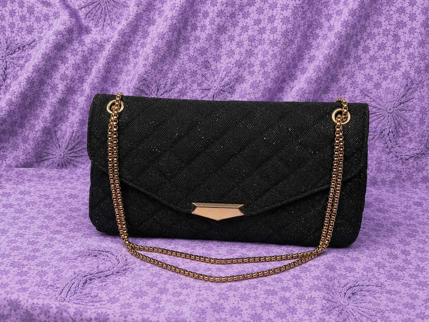 Borsa Nera Trapuntata con Catena Dorata – Elegante Tracolla Donna per Cerimonie e Serate