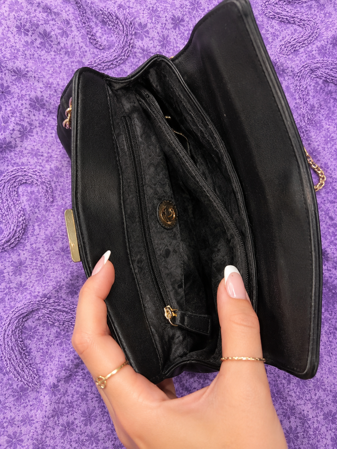 Borsa Nera Trapuntata con Catena Dorata – Elegante Tracolla Donna per Cerimonie e Serate