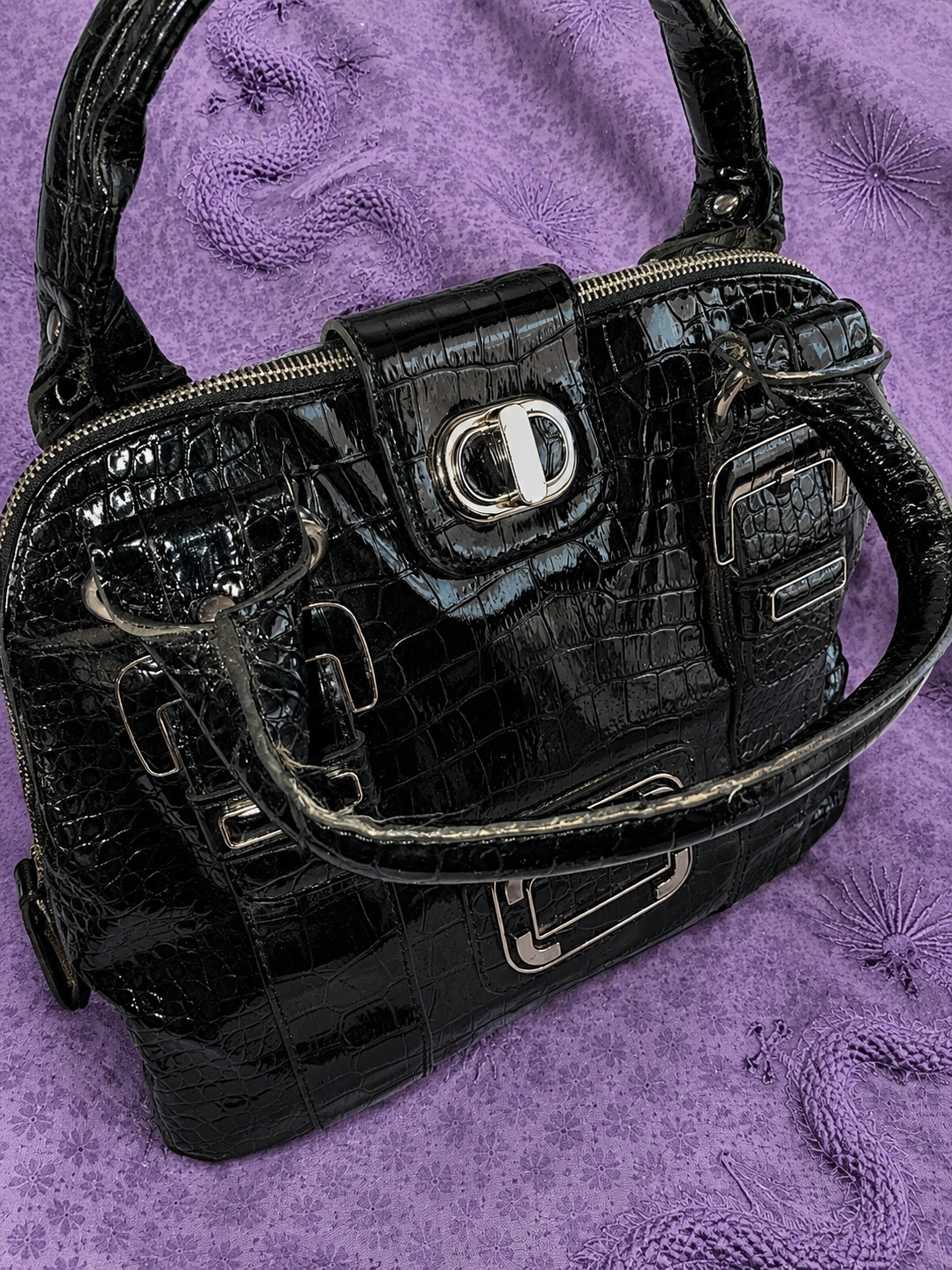 Borsa GUESS Nera Effetto Cocco Lucido – Borsa Donna Y2K con Dettagli Argento