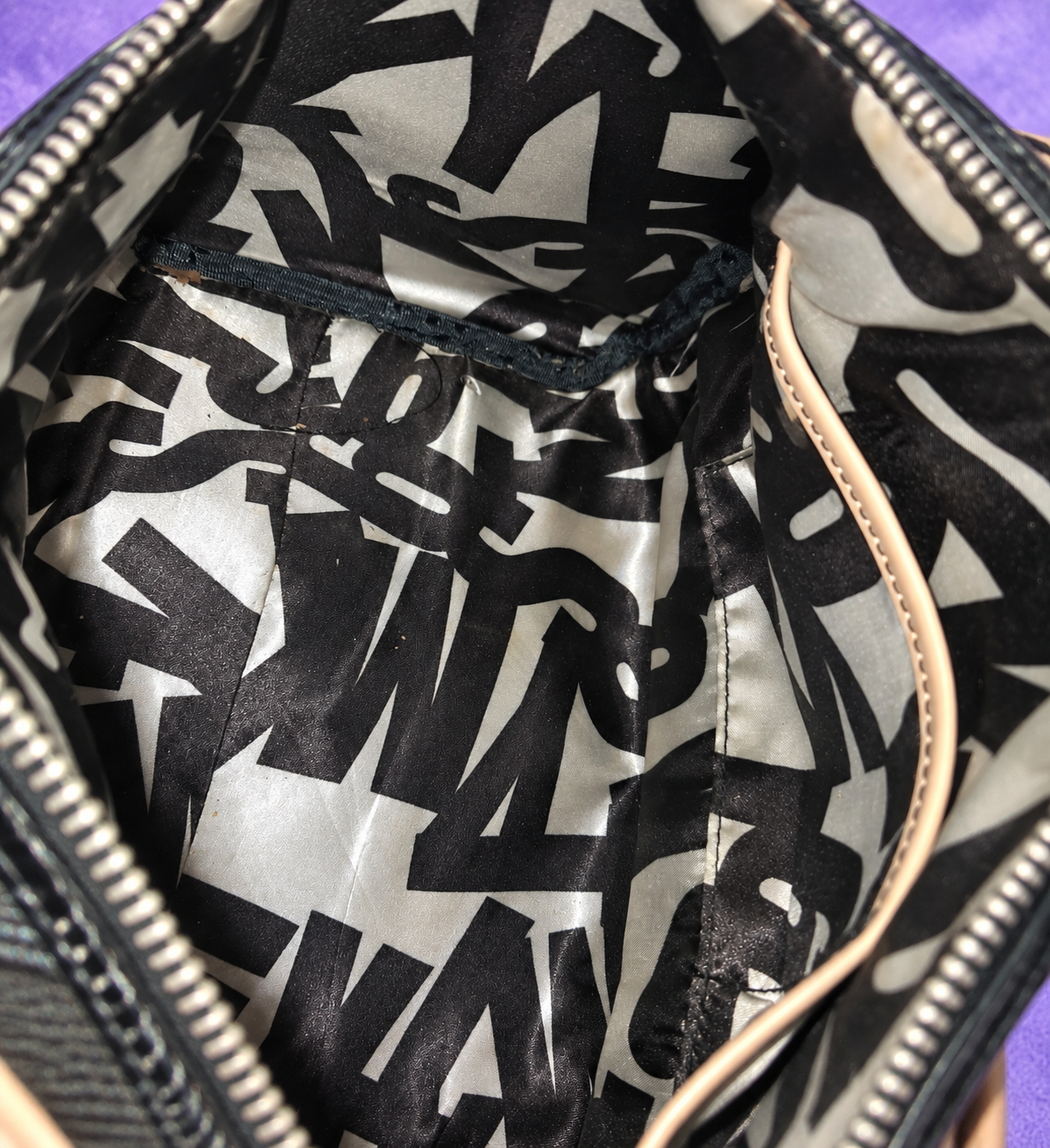 Bolso de mano Miss Sixty Y2K de charol negro con diseño floral – años 2000