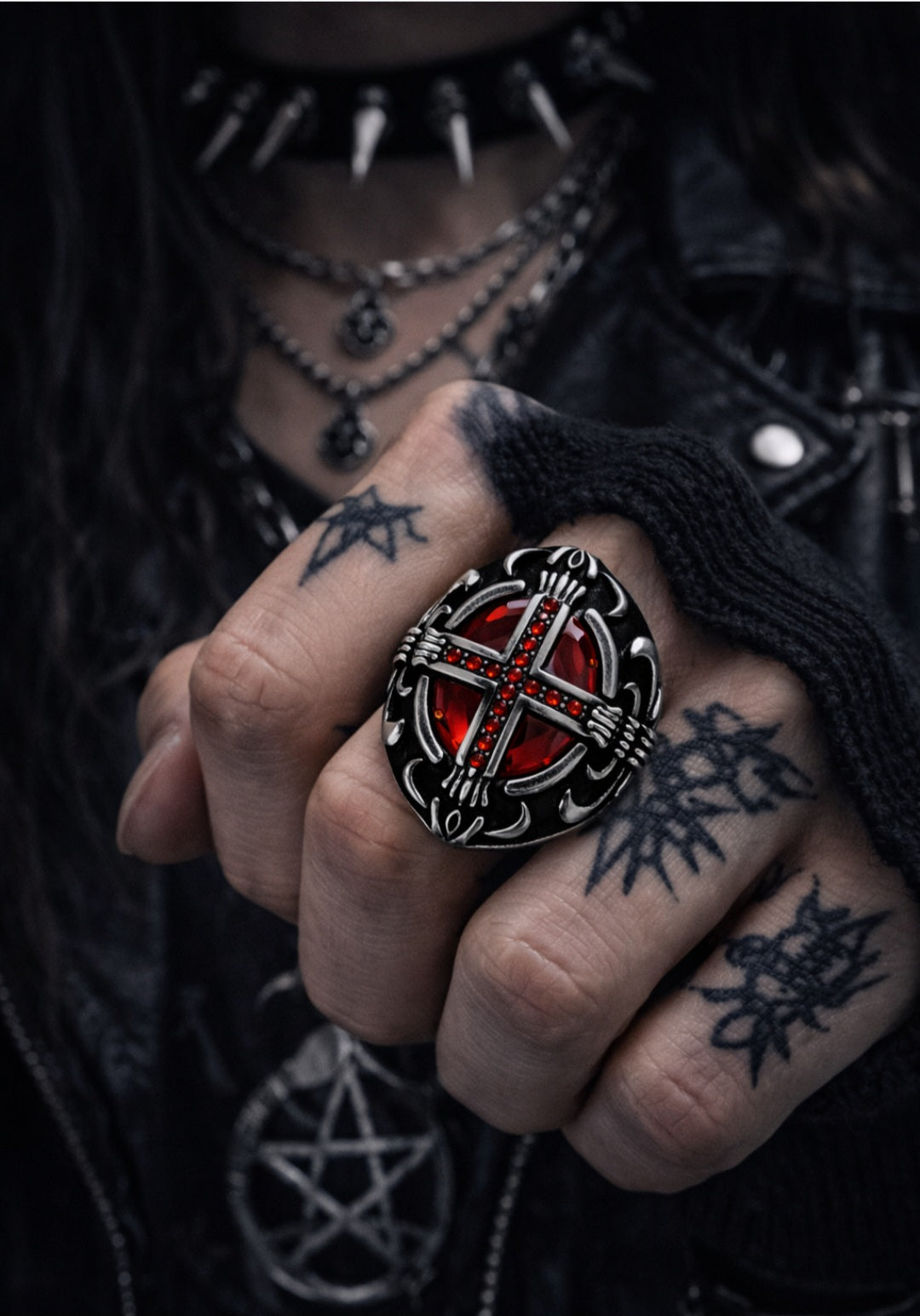 Anello Gothic in Argento S925 con Croce e Pietra Rossa – Dark Occult Ring