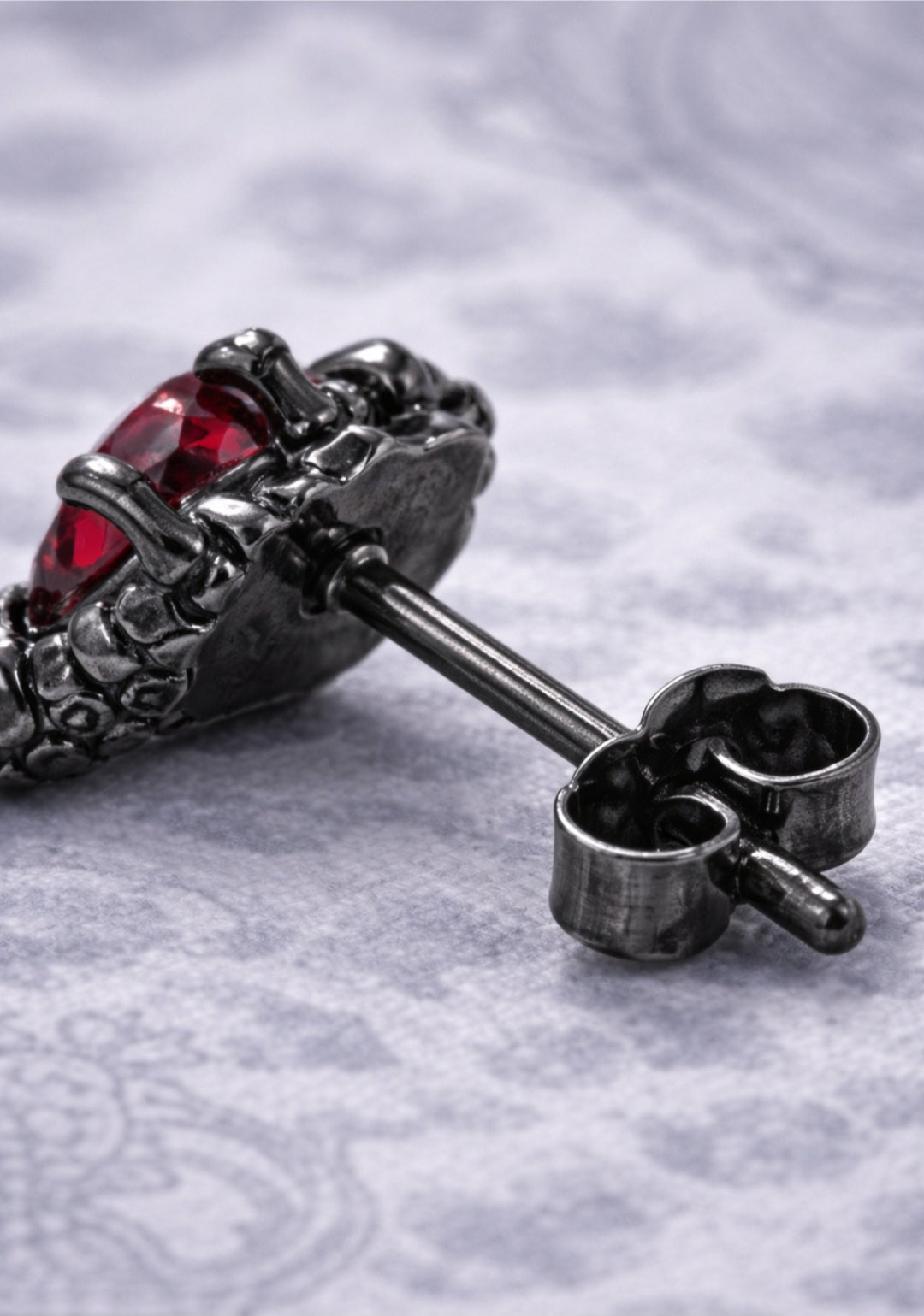 Orecchini Gothic Cuore Rosso con Mano Scheletrica – Dark Punk Unisex – NUOVO