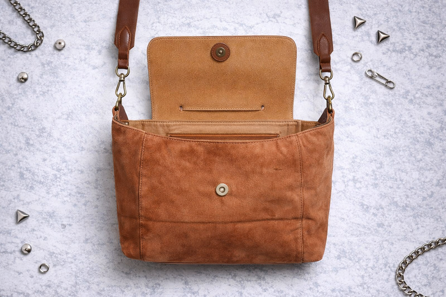 Borsa a tracolla marrone in suede – stile punk rock / vintage streetwear