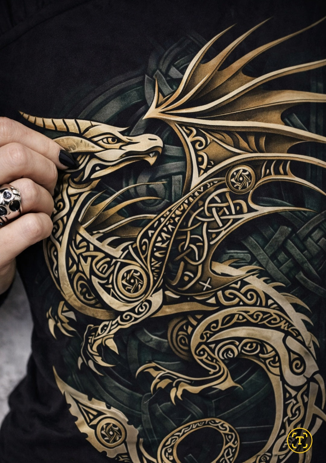 Gothic Dragon Top – Canotta Punk Rock Nera con Drago Celtico | Darkwear Alternative