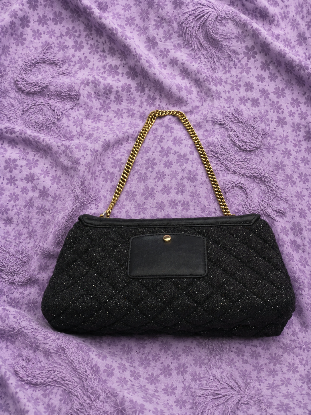 Borsa Nera Trapuntata con Catena Dorata – Elegante Tracolla Donna per Cerimonie e Serate